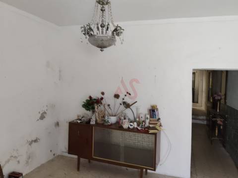 Moradia T2 Térrea para Restaurar na cidade de Moura