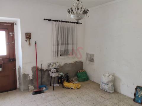 Moradia T2 Térrea para Restaurar na cidade de Moura