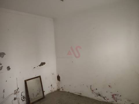 Moradia T2 Térrea para Restaurar na cidade de Moura