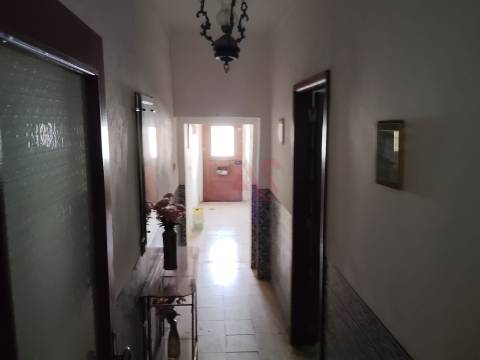 Moradia T2 Térrea para Restaurar na cidade de Moura