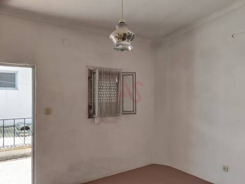 Moradia T2 Térrea para Restaurar na cidade de Moura