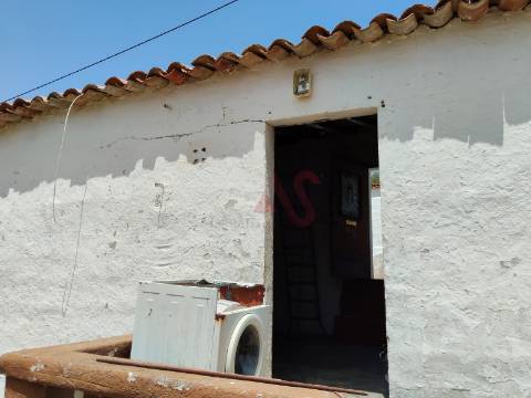 Moradia T1 Térrea para Restaurar em Santo Aleixo da Restauração – Moura