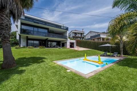 Moradia de Luxo T5+T1 com piscina no Coração de Vizela