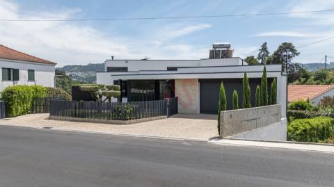 Moradia de Luxo T5+T1 com piscina no Coração de Vizela