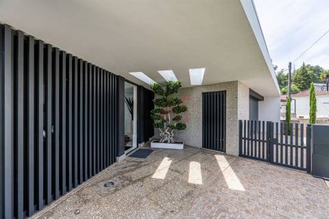 Moradia de Luxo T5+T1 com piscina no Coração de Vizela