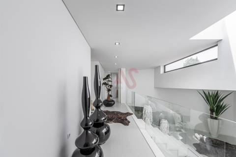 Moradia de Luxo T5+T1 com piscina no Coração de Vizela