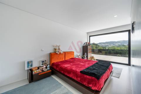 Moradia de Luxo T5+T1 com piscina no Coração de Vizela