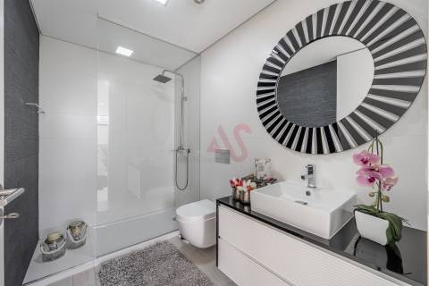 Moradia de Luxo T5+T1 com piscina no Coração de Vizela