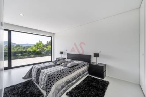 Moradia de Luxo T5+T1 com piscina no Coração de Vizela