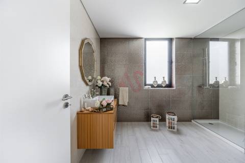 Moradia de Luxo T5+T1 com piscina no Coração de Vizela