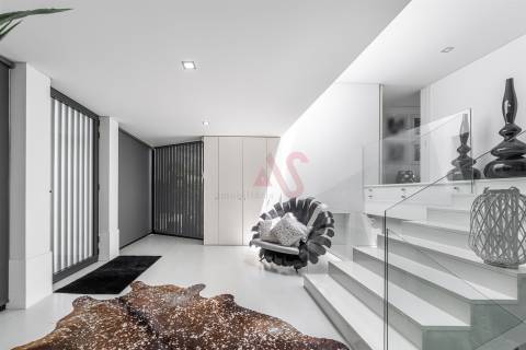 Moradia de Luxo T5+T1 com piscina no Coração de Vizela