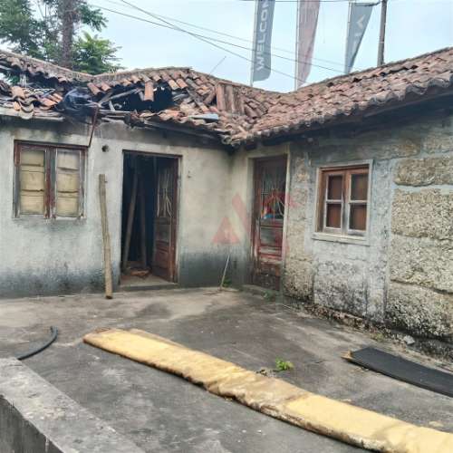 Moradia T3 para remodelar com terreno de 1.514 m² em Silvares, Guimarães