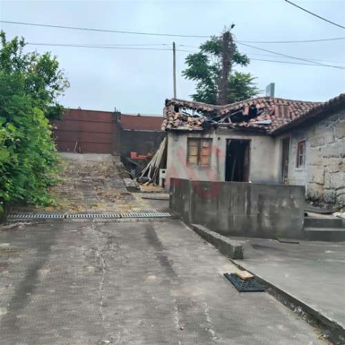 Moradia T3 para remodelar com terreno de 1.514 m² em Silvares, Guimarães