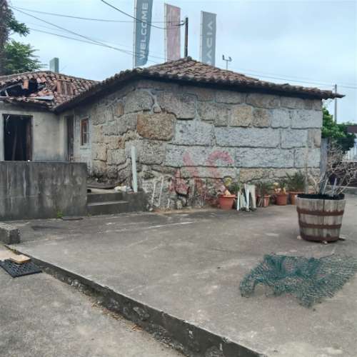 Moradia T3 para remodelar com terreno de 1.514 m² em Silvares, Guimarães