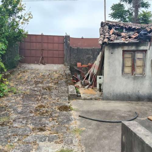 Moradia T3 para remodelar com terreno de 1.514 m² em Silvares, Guimarães