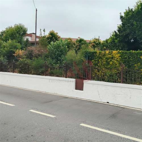 Moradia T3 para remodelar com terreno de 1.514 m² em Silvares, Guimarães