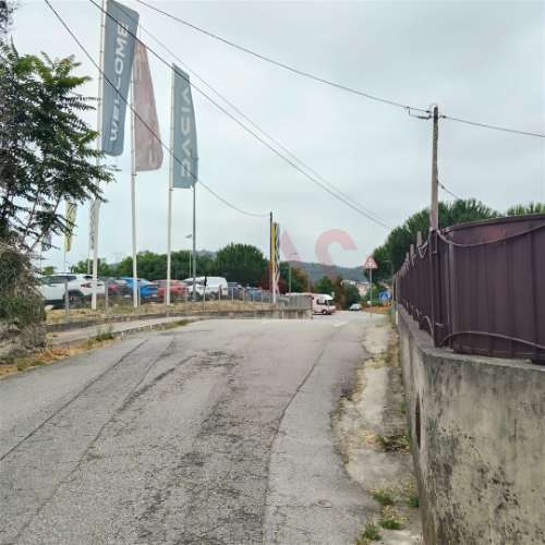 Moradia T3 para remodelar com terreno de 1.514 m² em Silvares, Guimarães