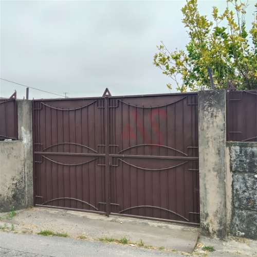 Moradia T3 para remodelar com terreno de 1.514 m² em Silvares, Guimarães