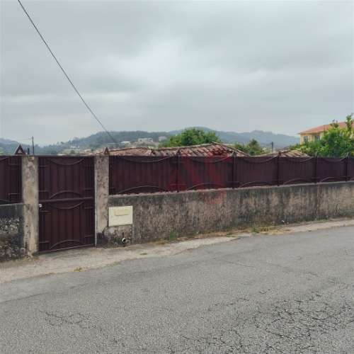 Moradia T3 para remodelar com terreno de 1.514 m² em Silvares, Guimarães