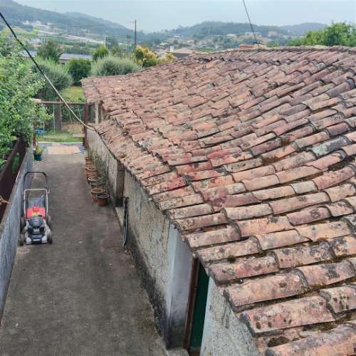 Moradia T3 para remodelar com terreno de 1.514 m² em Silvares, Guimarães