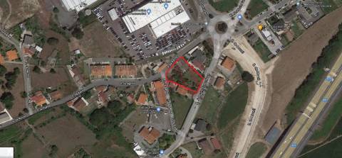 Moradia T3 para remodelar com terreno de 1.514 m² em Silvares, Guimarães