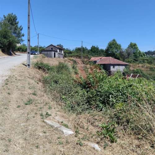 Moradias para restaurar com terreno de 41.214 m² em Borba de Godim, Felgueiras