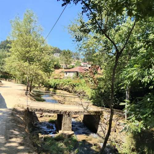 Moradias para restaurar com terreno de 41.214 m² em Borba de Godim, Felgueiras