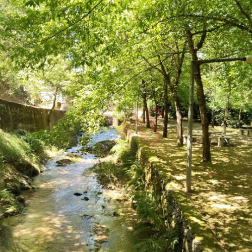 Moradias para restaurar com terreno de 41.214 m² em Borba de Godim, Felgueiras