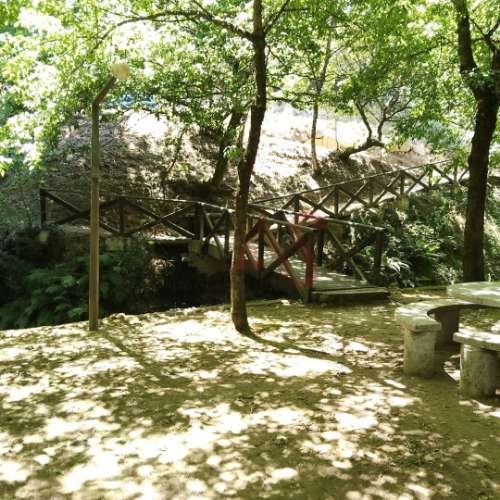 Moradias para restaurar com terreno de 41.214 m² em Borba de Godim, Felgueiras