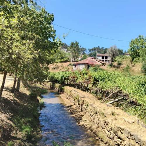 Moradias para restaurar com terreno de 41.214 m² em Borba de Godim, Felgueiras