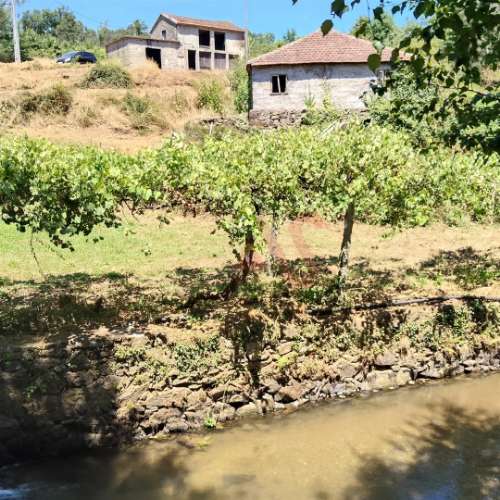 Moradias para restaurar com terreno de 41.214 m² em Borba de Godim, Felgueiras