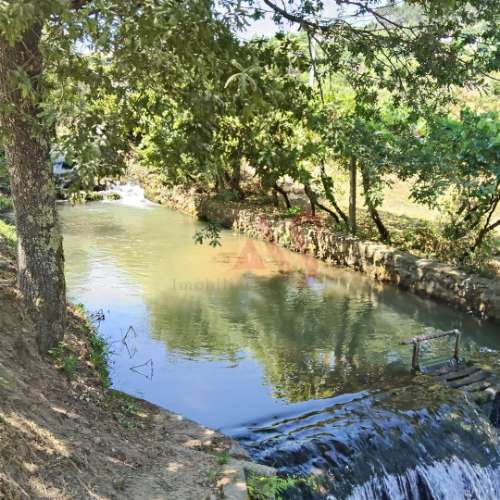 Moradias para restaurar com terreno de 41.214 m² em Borba de Godim, Felgueiras