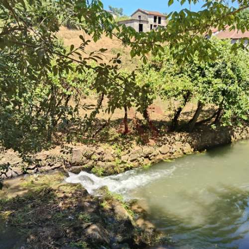 Moradias para restaurar com terreno de 41.214 m² em Borba de Godim, Felgueiras