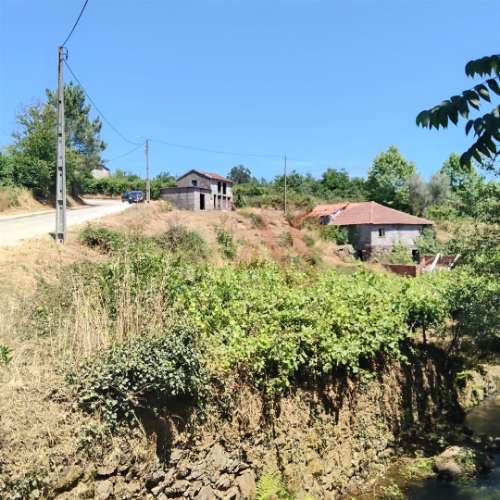 Moradias para restaurar com terreno de 41.214 m² em Borba de Godim, Felgueiras