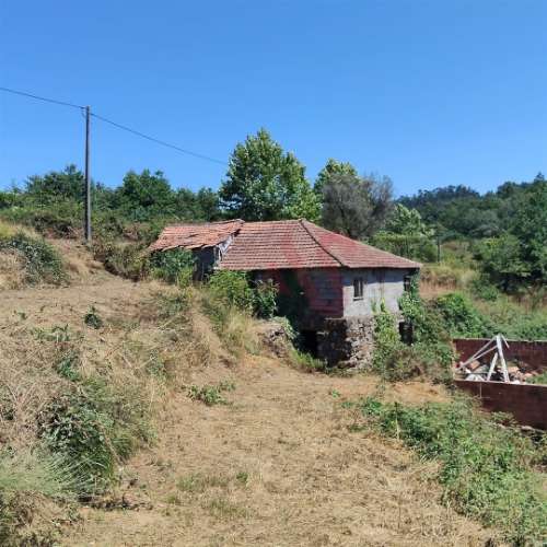 Moradias para restaurar com terreno de 41.214 m² em Borba de Godim, Felgueiras