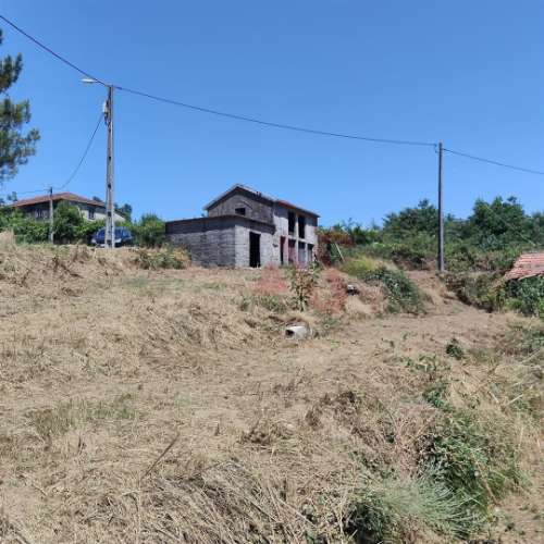 Moradias para restaurar com terreno de 41.214 m² em Borba de Godim, Felgueiras