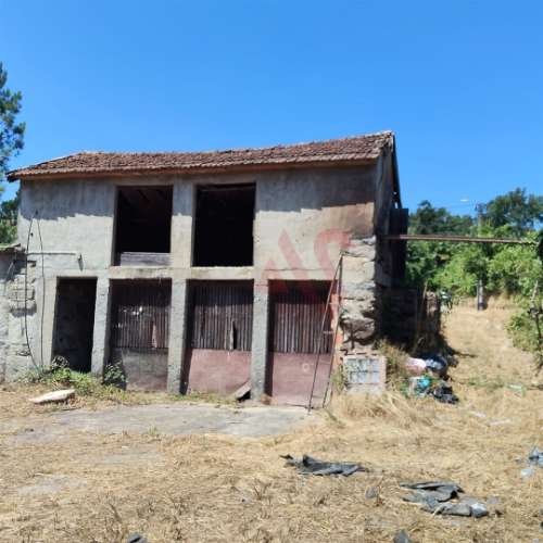 Moradias para restaurar com terreno de 41.214 m² em Borba de Godim, Felgueiras