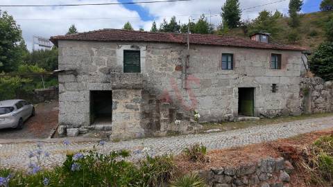 Moradia T3 para restauro em Silvares, Lousada