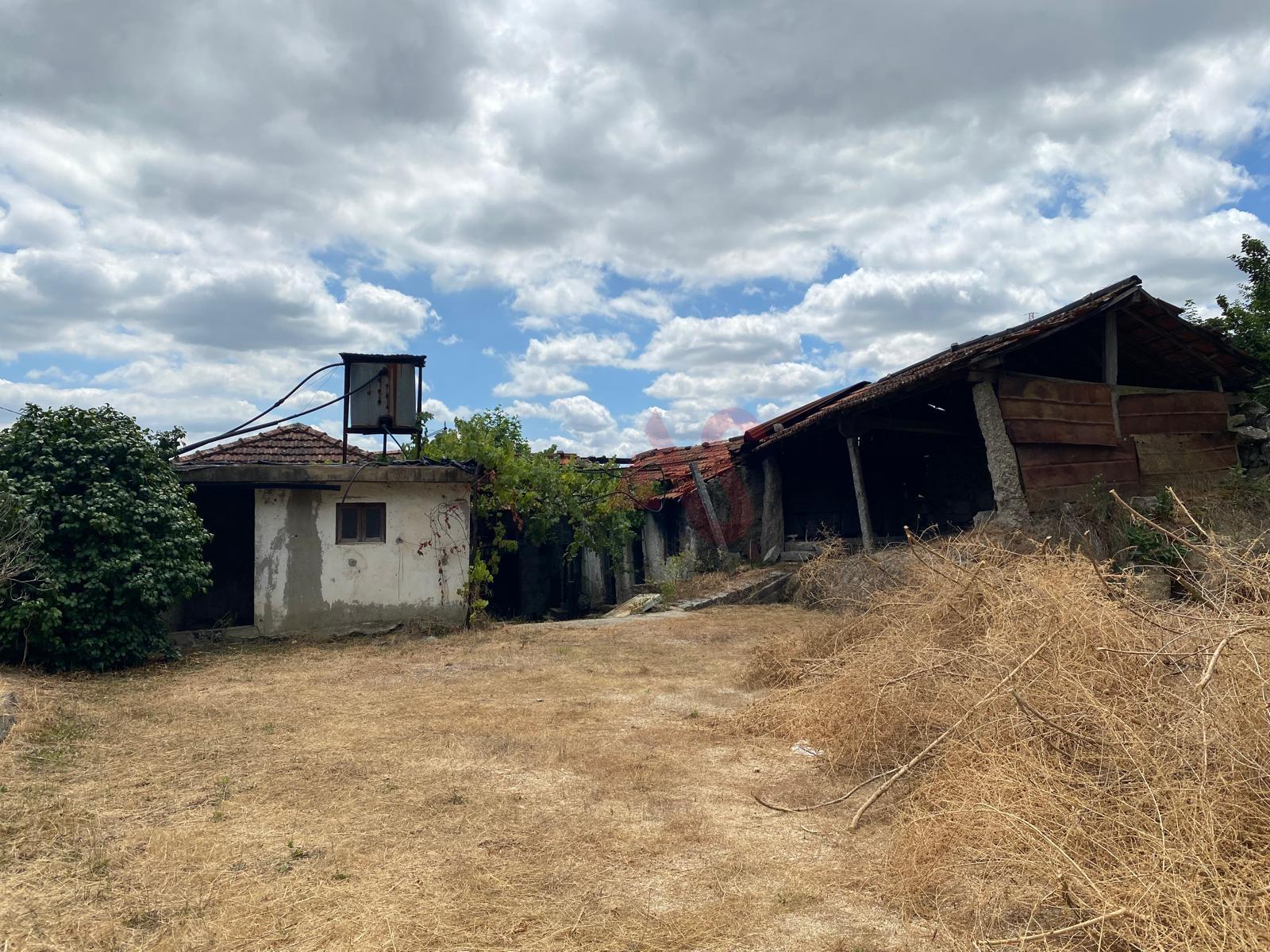 Moradia T3 para restauro em Silvares, Lousada