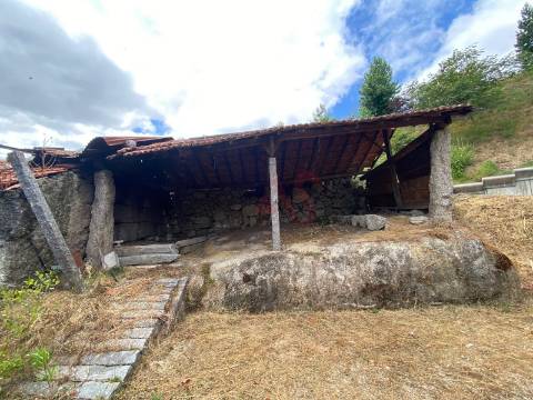 Moradia T3 para restauro em Silvares, Lousada