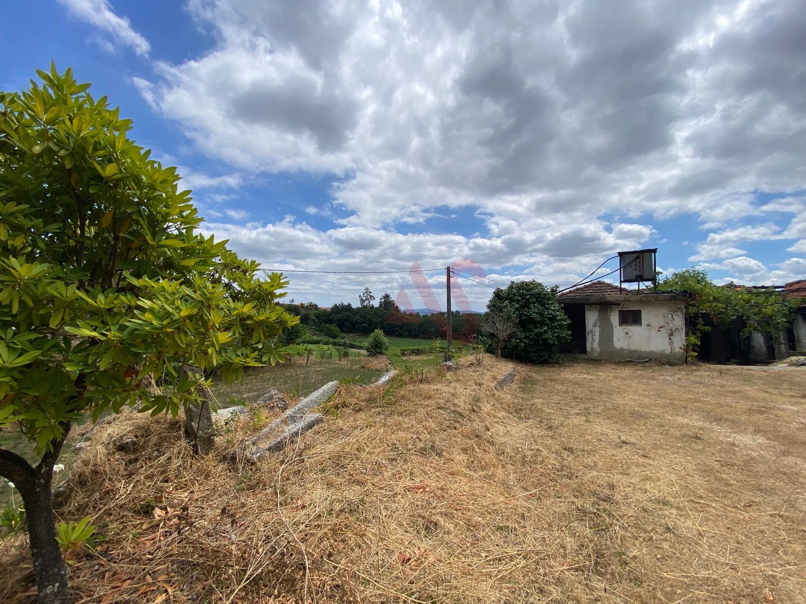 Moradia T3 para restauro em Silvares, Lousada