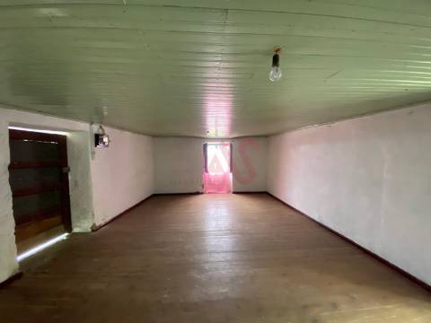 Moradia T3 para restauro em Silvares, Lousada