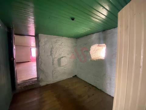 Moradia T3 para restauro em Silvares, Lousada