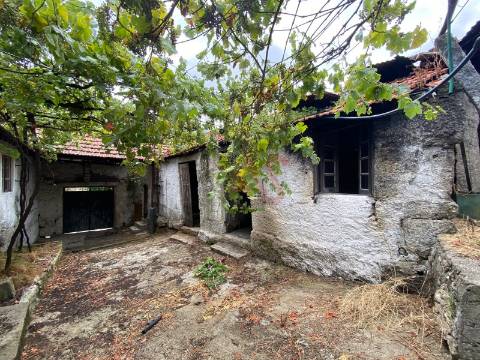 Moradia T3 para restauro em Silvares, Lousada