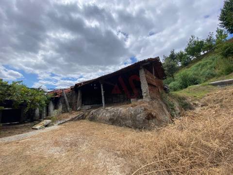 Moradia T3 para restauro em Silvares, Lousada