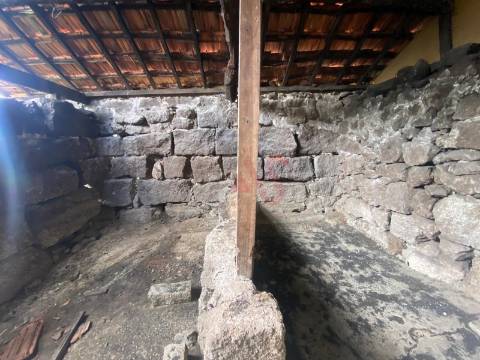 Moradia T3 para restauro em Silvares, Lousada