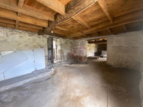 Moradia T3 para restauro em Silvares, Lousada