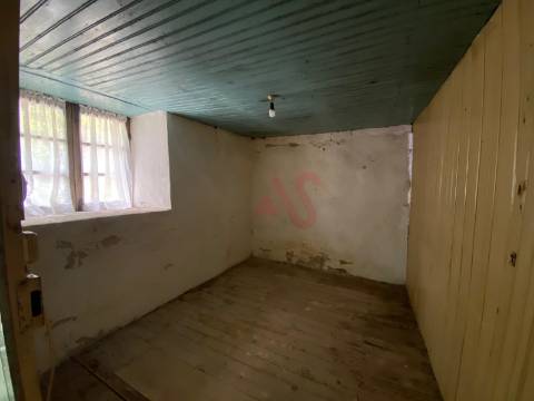 Moradia T3 para restauro em Silvares, Lousada