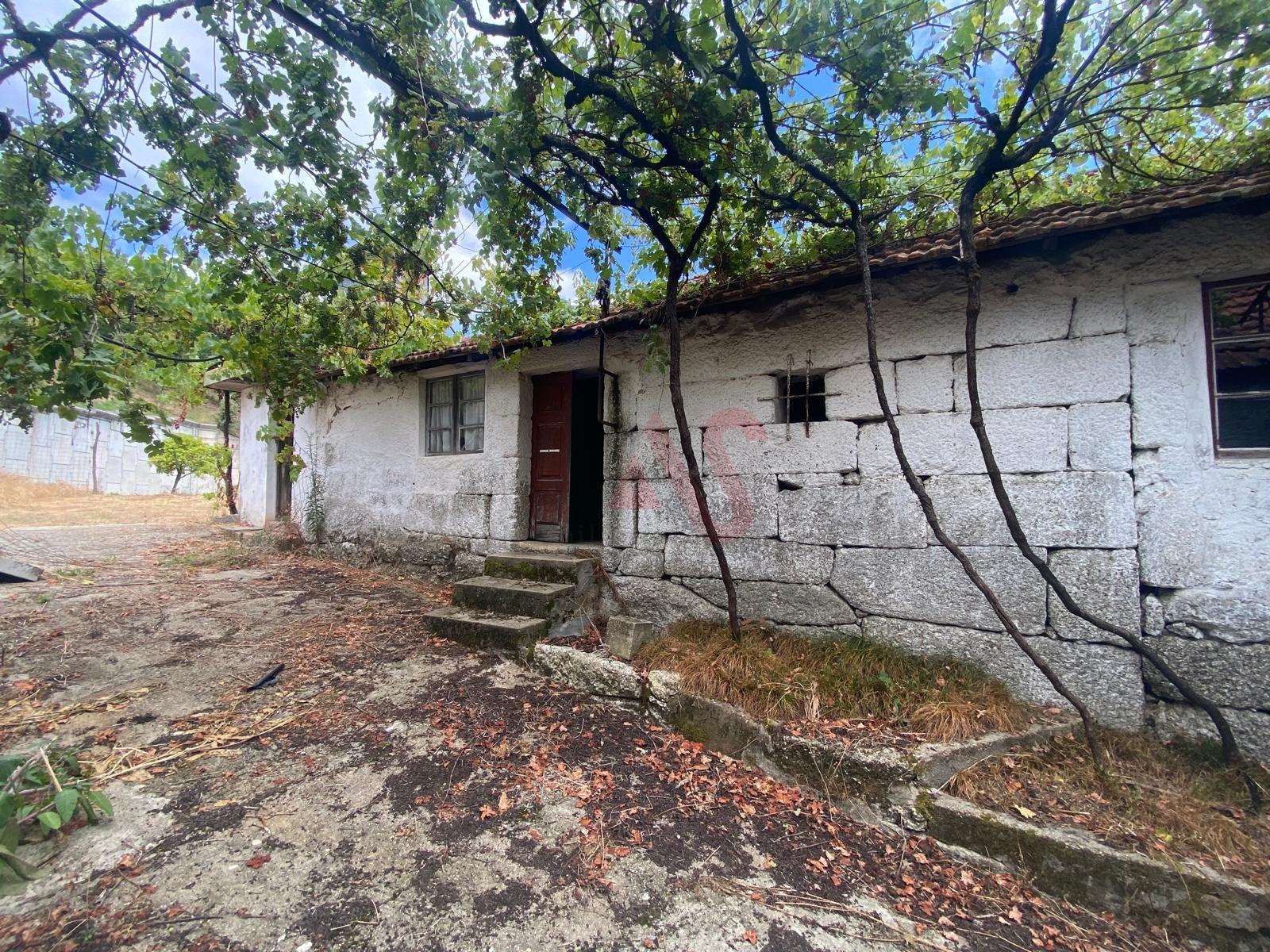 Moradia T3 para restauro em Silvares, Lousada