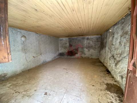 Moradia T2 Geminada para restauro em Silvares, Lousada